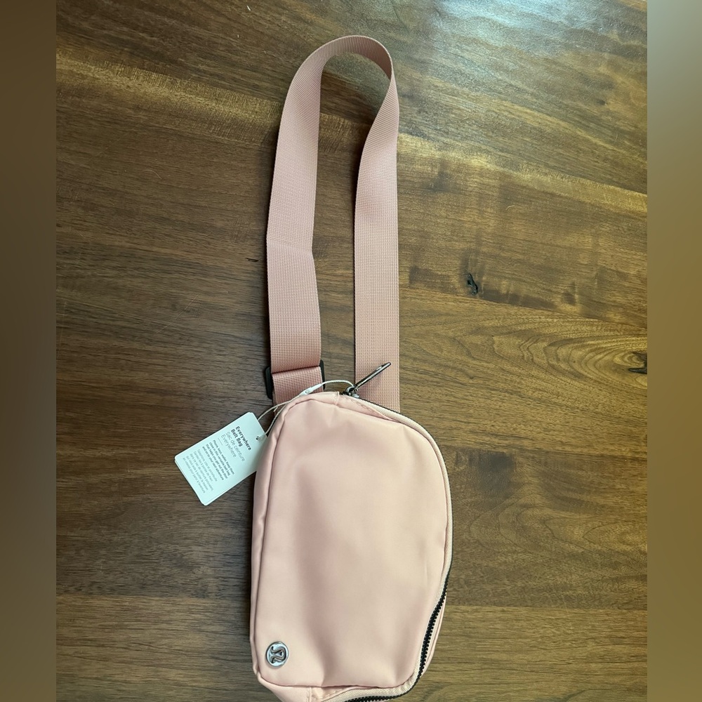 Lululemon belt bag NWT great condition sold out